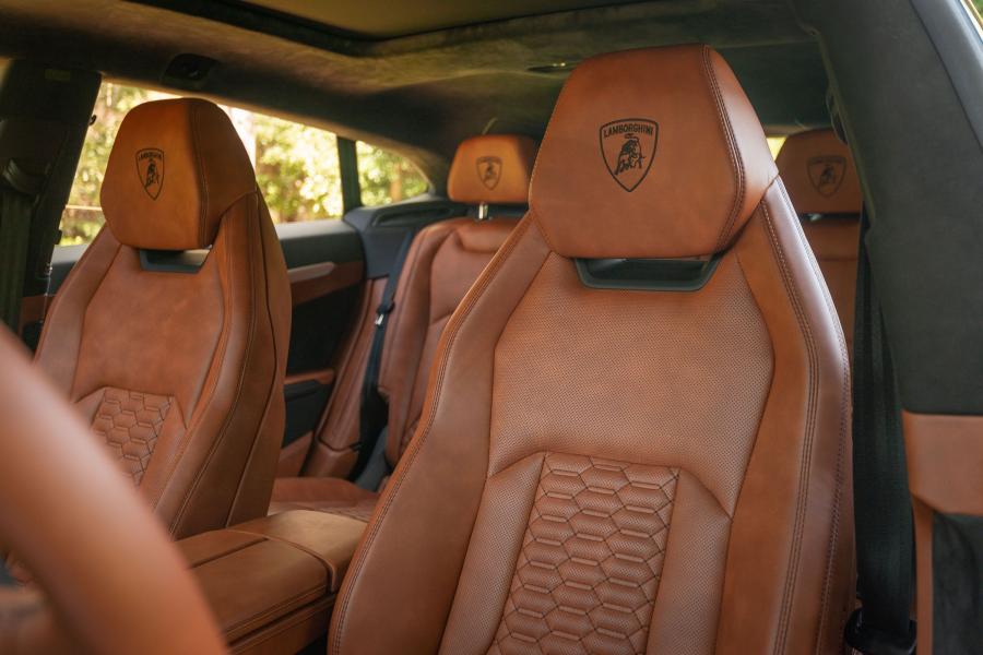 Интерьер Lamborghini Urus Shiny Black Package 2018 года  (NA) (фото 28 из 40)